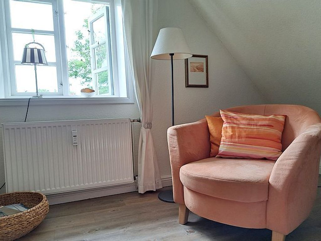 Im Wohnzimmer gibt es eine Leseecke.