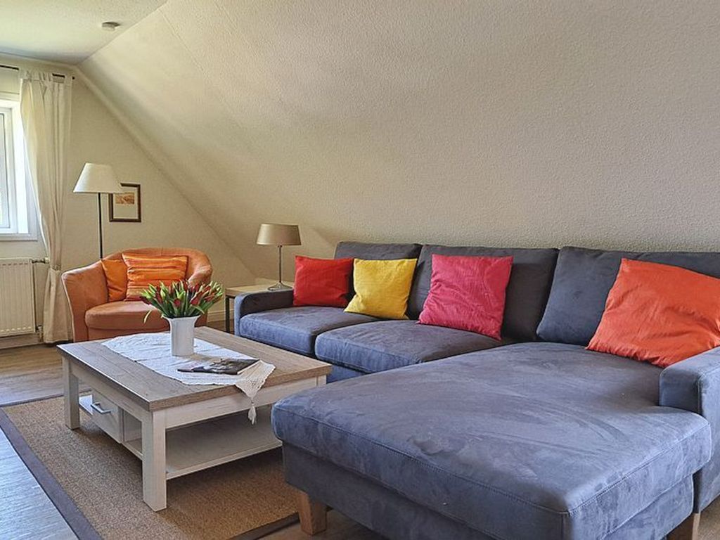 Das neu möblierte Wohnzimmer mit einer gemütlichen Sofalandschaft lädt zum Entspannen ein.