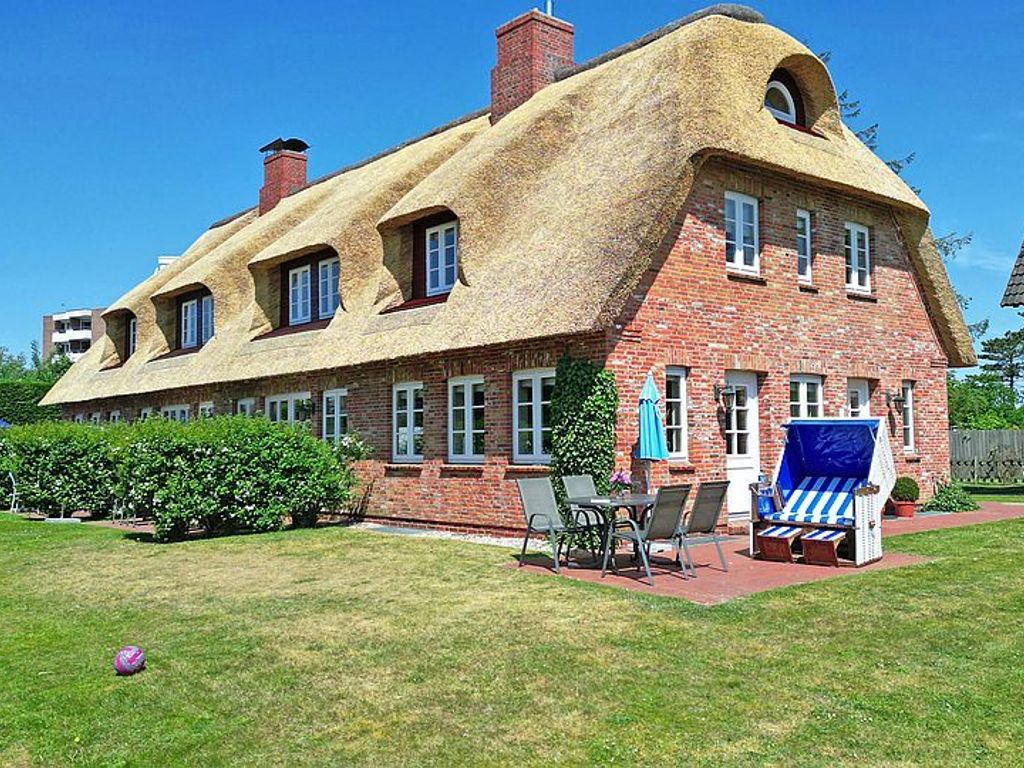 Wyk-Südstrand, Endhaus 1 Schimmelreiter, ein Anliegerweg führt in wenigen Schritten zum Strand.