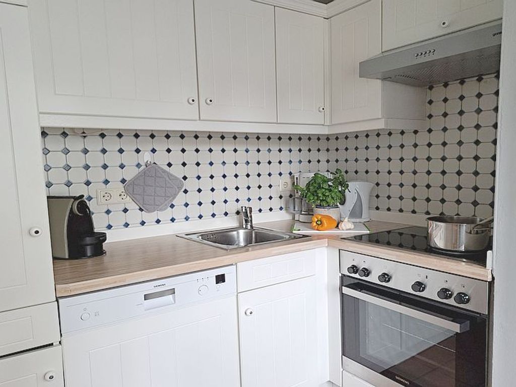 Die separate Küche mit Geschirrspüler und Backofen ist komplett ausgestattet.