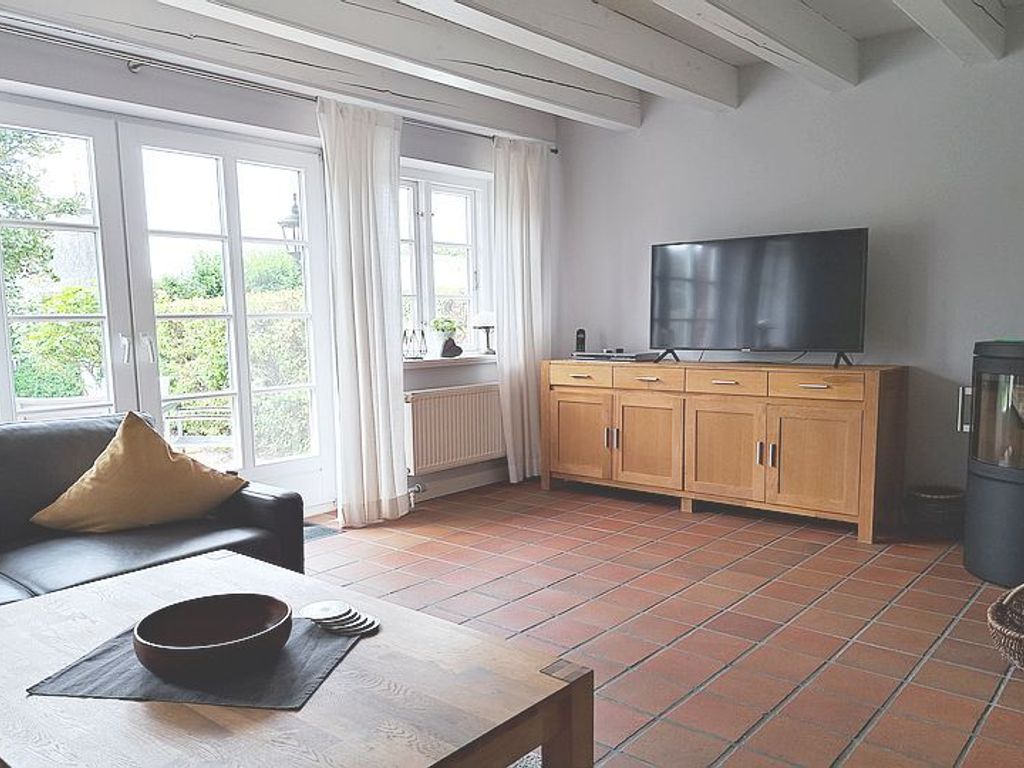 Flachbild-TV, DVD-Player, Kaminofen und kostenfreie WLAN Nutzung gehören zur Ausstattung.