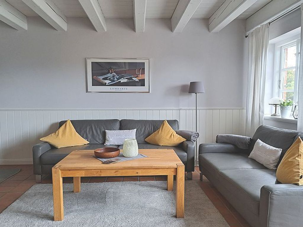 Das liebevoll eingerichtete Wohnzimmer mit Essplatz, Kamin und Ausgang zur Südterrasse.