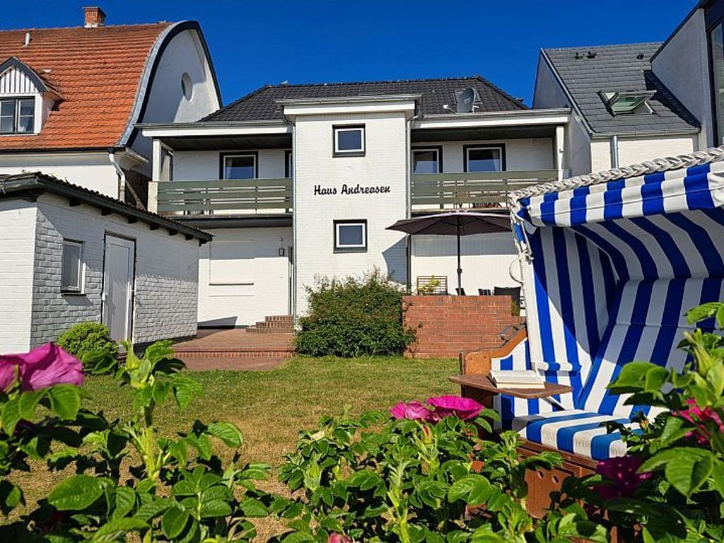 Diese wunderschöne Obergeschoßwohnung für 4 Personen mit zwei Balkonen und Garten liegt in erster Reihe zum Strand mit Meerblick.