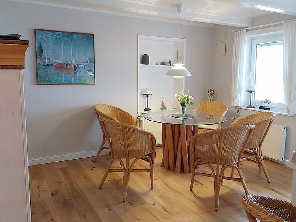 Das Esszimmer bietet einen möblierten Balkon mit Meerblick. Mehr Nordsee ist nicht möglich!