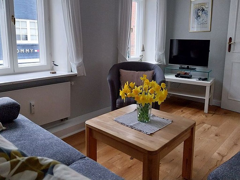 Das behagliche Wohnzimmer mit Schlafcouch (150 x 200 cm Querschläfer) für 2 Personen im ersten OG lädt zu gemütlichen Abenden ein.
