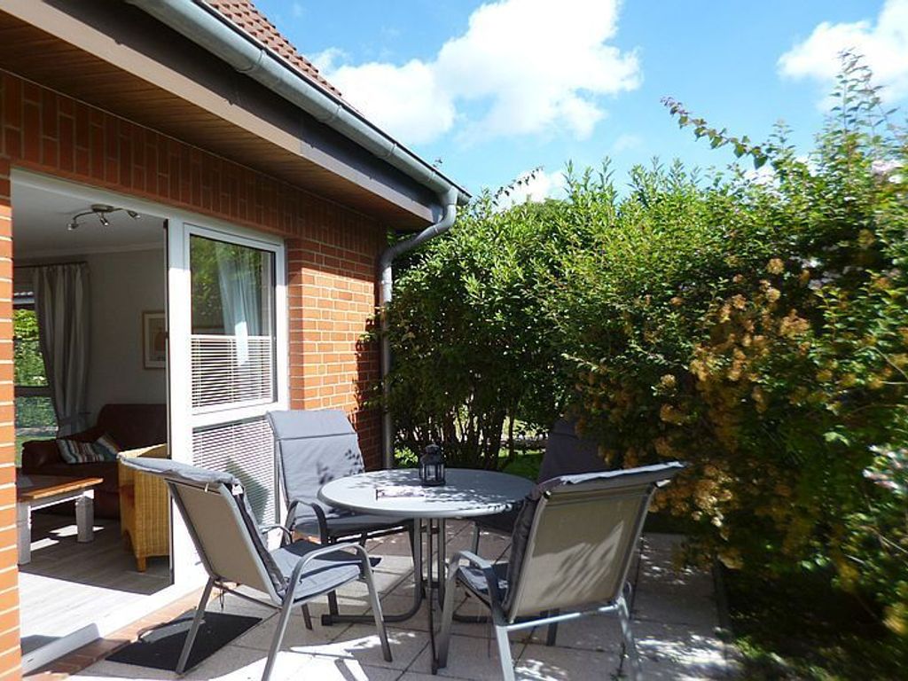 Auf der Süd/West Terrasse im kleinen Garten stehen Ihnen Gartenmöbel zur Verfügung (April - Okt.).