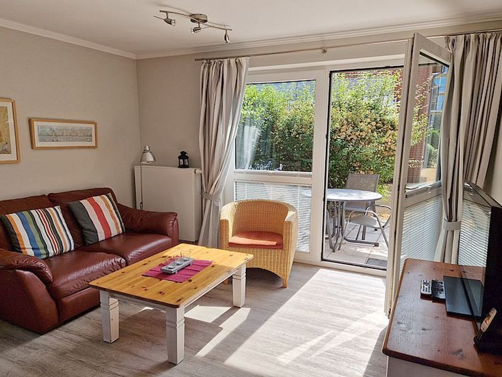 Das Wohnzimmer ist modern und freundlich eingerichtet.