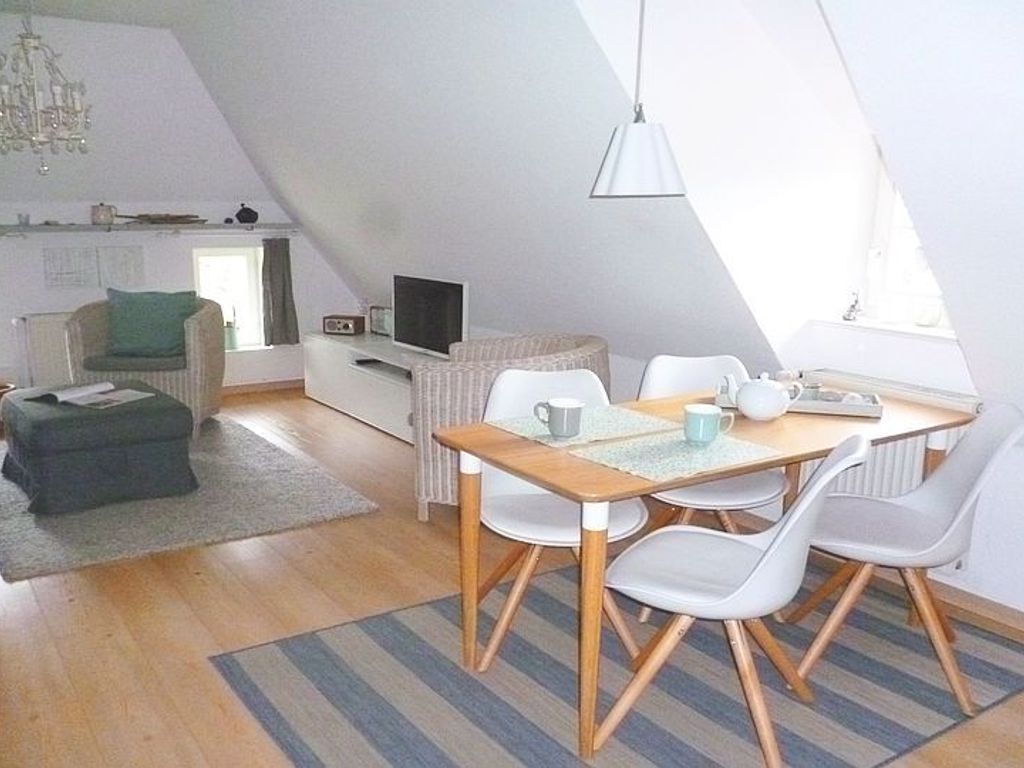 Durch die Dachschräge wirkt es sehr gemütlich. Die Wohnung ist komplett mit Parkett- und Fliesenböden ausgestattet.