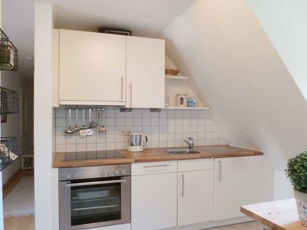 Die offene moderne Einbauküche mit Backofen + Geschirrspüler und der angrenzende Eßplatz sind hell und einladend gestaltet und komplett ausgestattet.