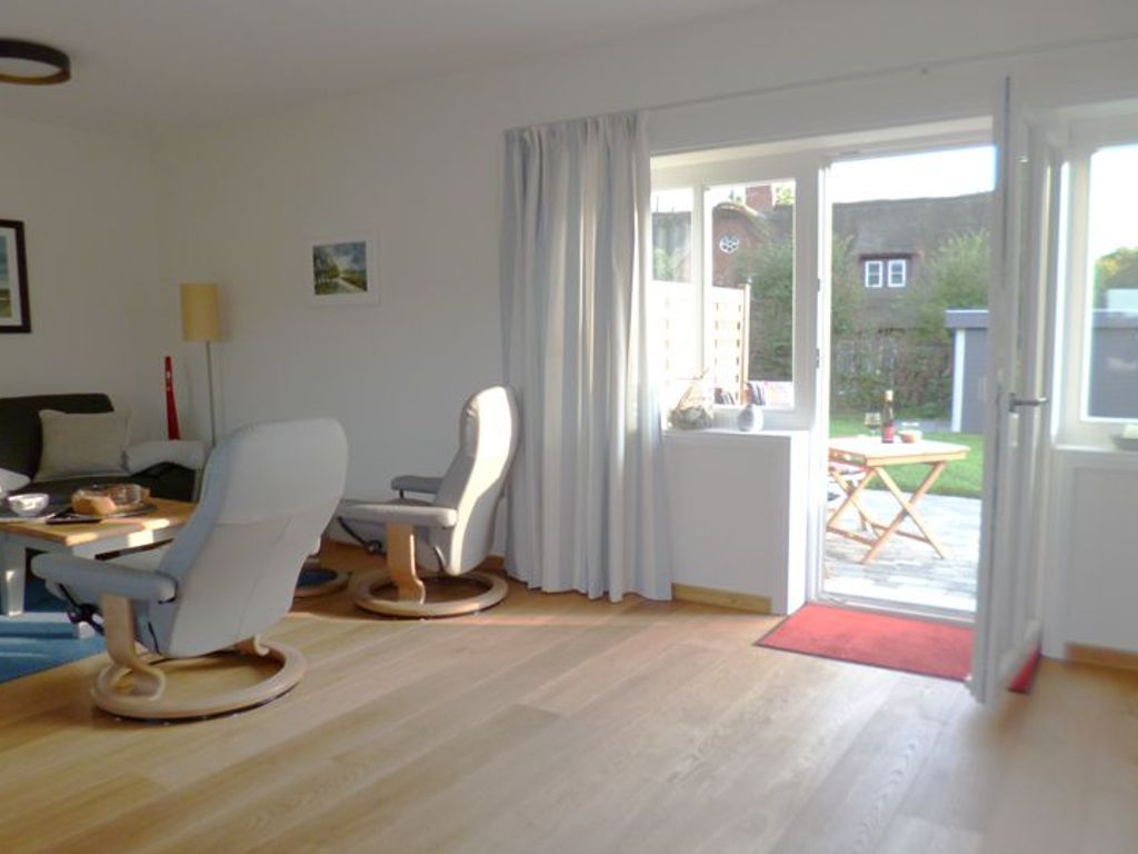 Zum Komfort gehören zwei STRESS-LESS Sessel, Smart-TV und kostenfreies WLAN. Der gesamte Raum wirkt gemütlich und einladend.
