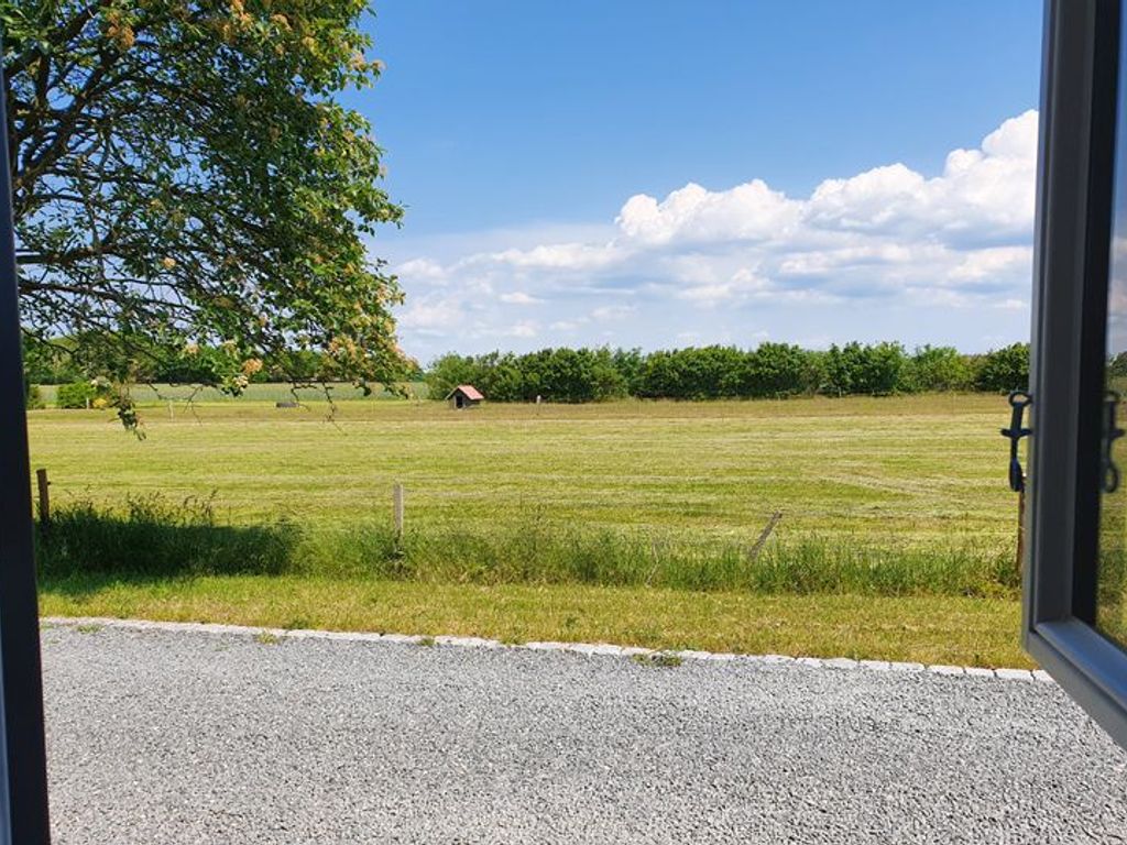 Vom Eßplatz aus haben Sie einen herrlichen Weitblick über die freien Felder.