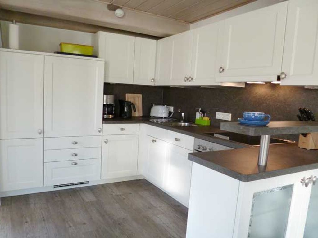 Die Komfortküche ist offen zum Wohnzimmer, neu und modern gestaltet. Ausreichend Zubehör zum Kochen ist vorhanden.