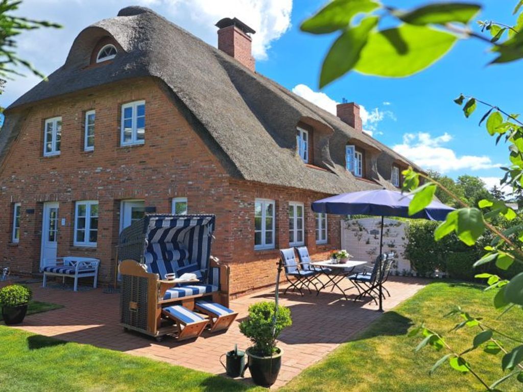 Endhaus 4 mit sonnigem Südgarten mit Strandkorb (April-Okt.) und Garten- möbeln. Hier spürt man einen Hauch von Meer! Lassen Sie sich begeistern...