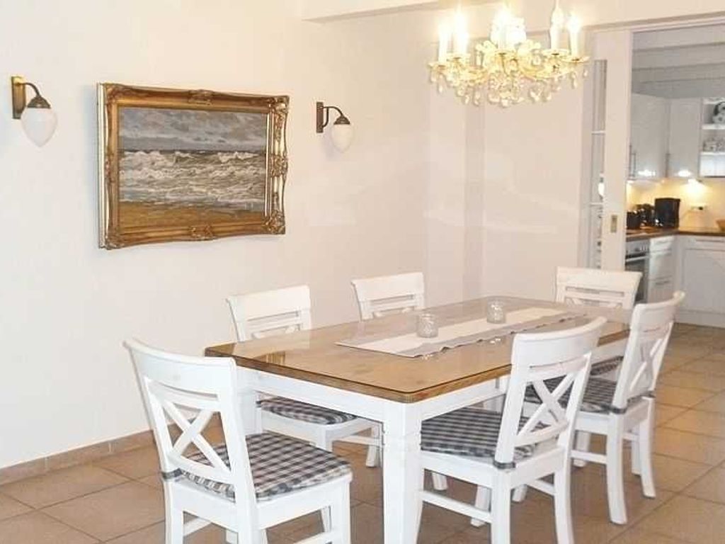 Die Eßtafel schließt sich der Küche an und lädt zu geselligen Stunden ein.
