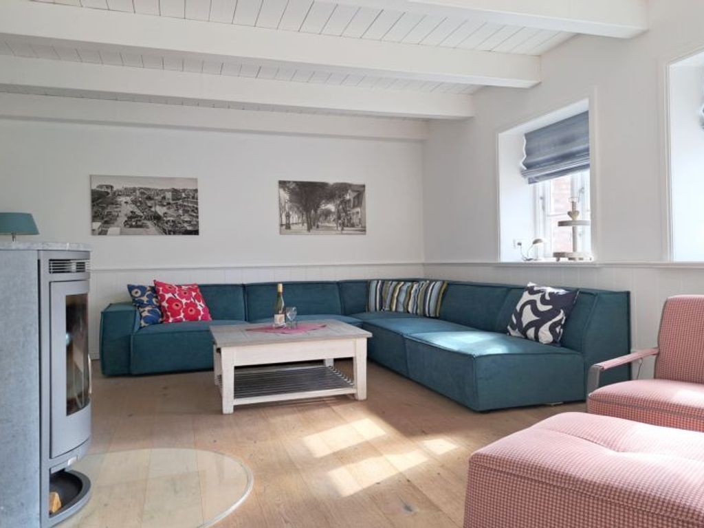 Im Erdgeschoß liegt das geräumige Wohnzimmer. Das gemütliche Sofa lädt zu herrlichen Abenden ein.