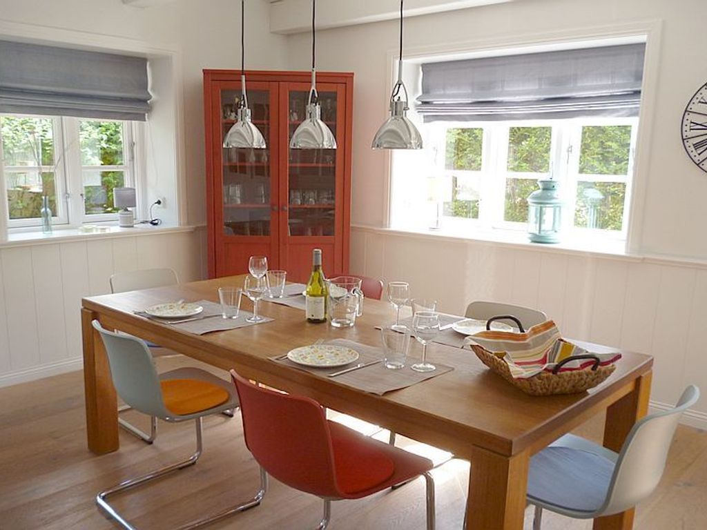 Die Eßtafel bietet viel Platz für ein gemütliches Beisammensein auch für große Familien.