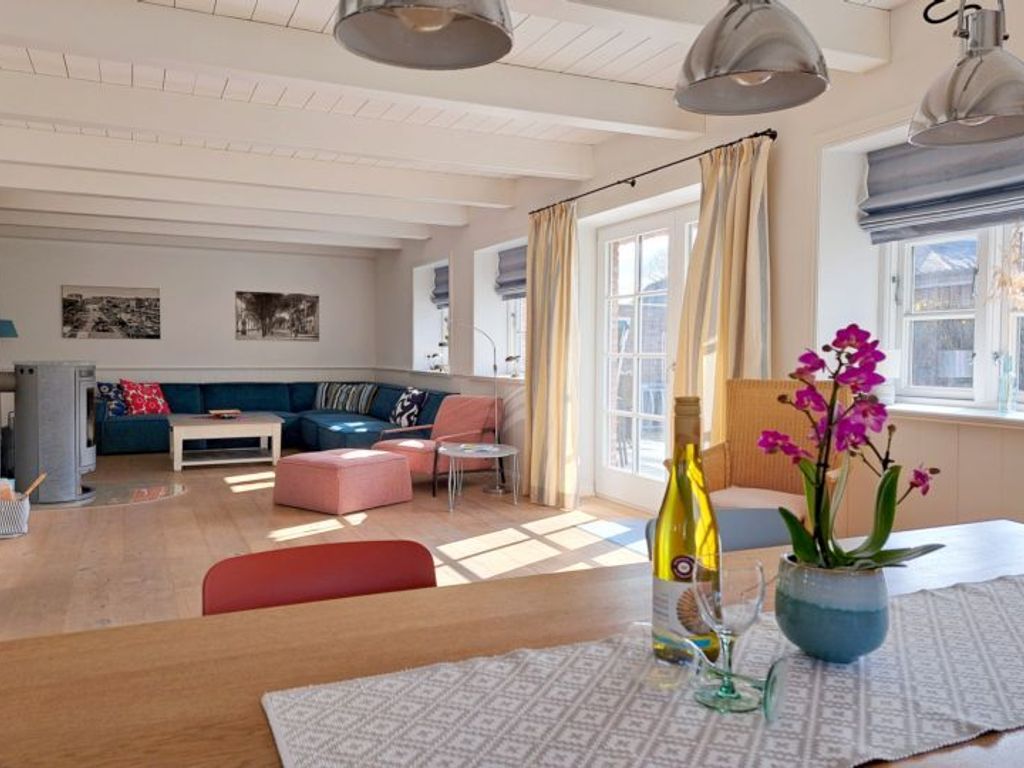 Vom Wohnzimmer haben Sie einen direkten Zugang zur möblierten Südterrasse mit Strandkorb.