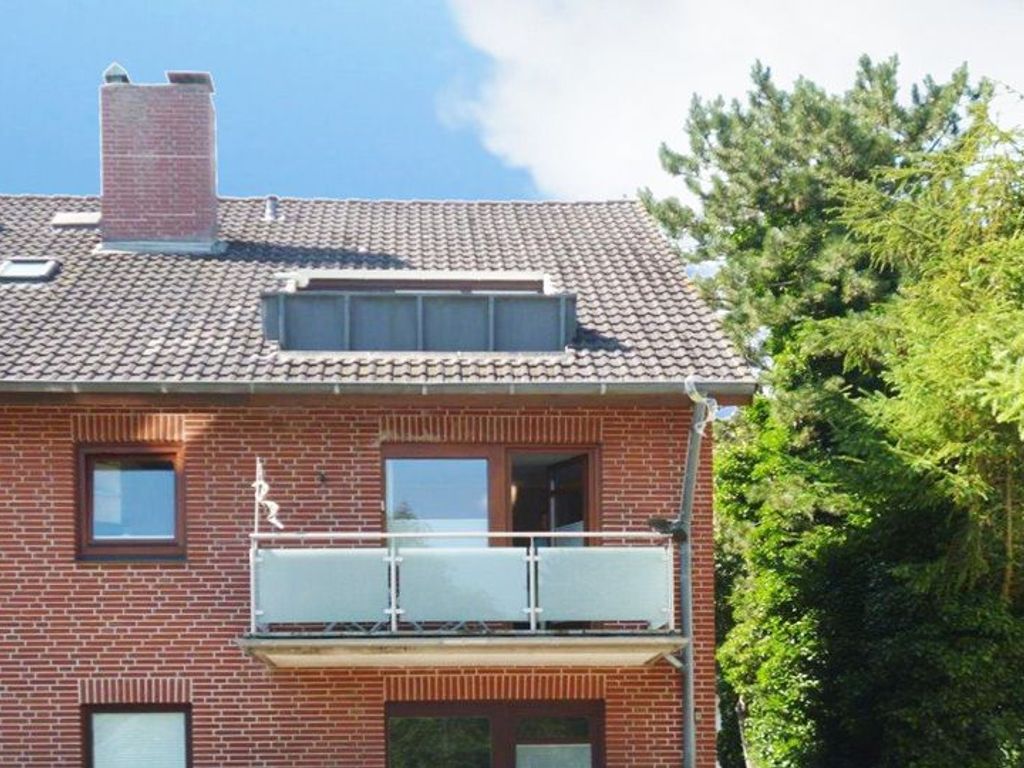 Gemütliche Nichtraucher OG-Wohnung mit möblierten Balkon und Treppenlifter im Hausflur.