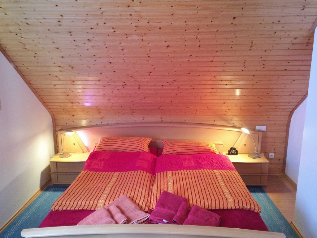 Schlafzimmer mit Doppelbett