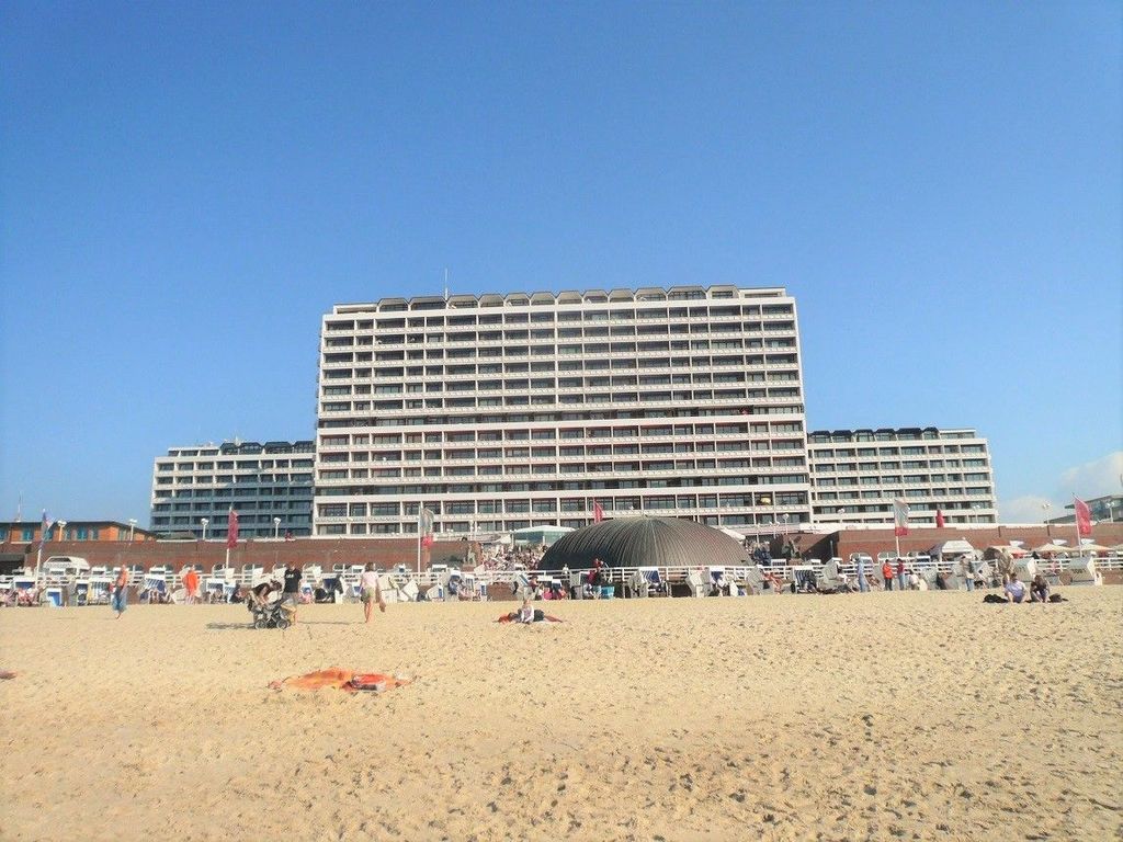 Haus Metropol in Westerland auf Sylt: Blick vom Strand auf das Gebäude an der Promenade