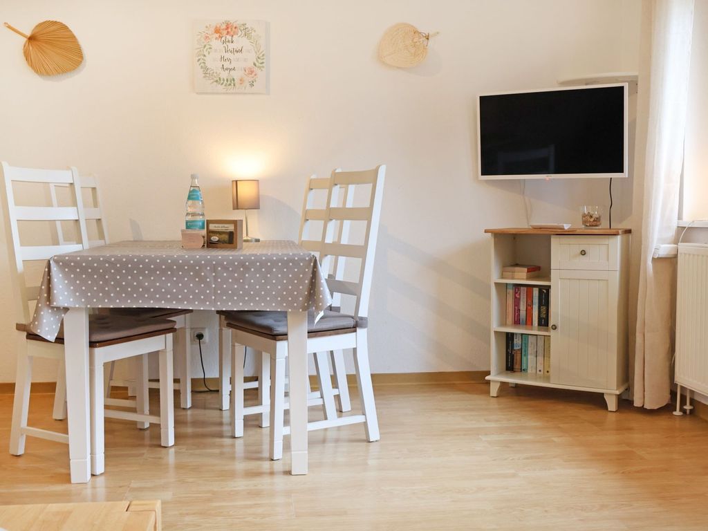 Urlauberdorf 24b - Blick vom Sofa auf den offenen Essbereich und den TV
