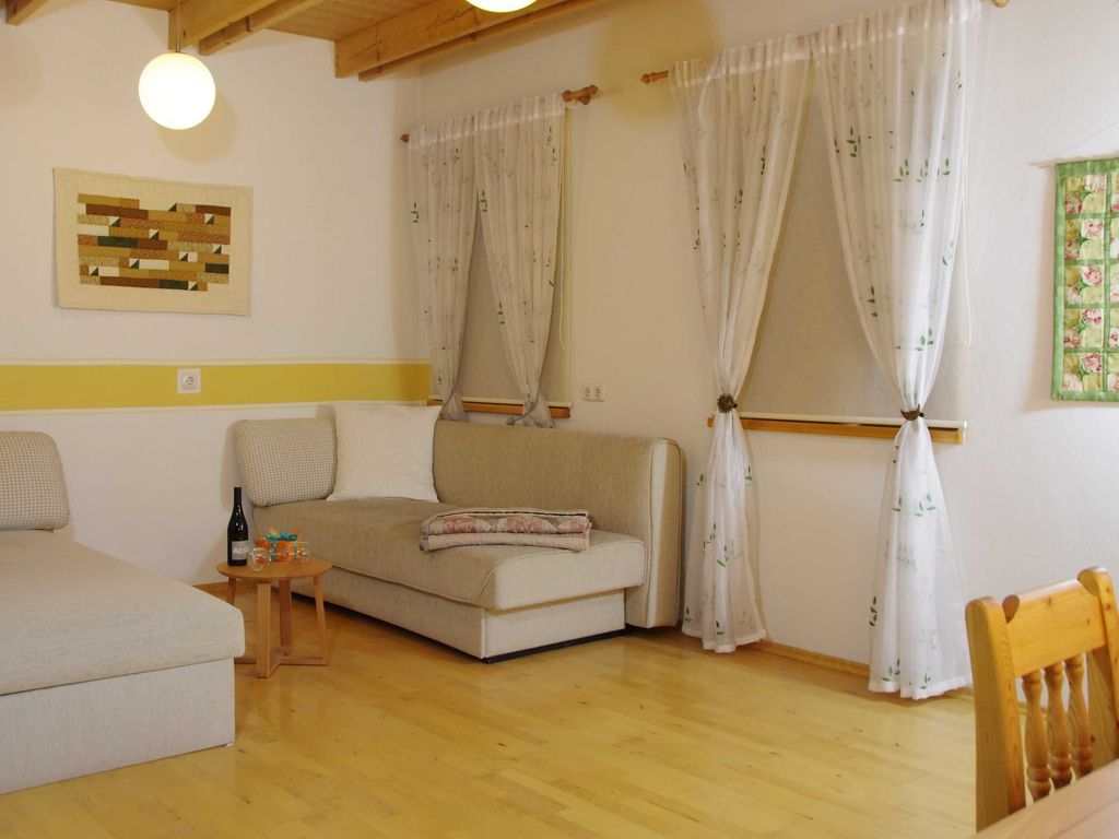 Das Wohnzimmer
Gemütliches Wohnzimmer in deiner Ferienwohnung-Entspannung und Komfort für deinen Urlaub.