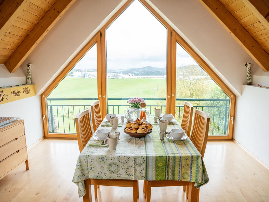 Ferienwohnung mit Esszimmer traumhafter Aussicht und idyllischen Garten-Ihr Wohlfühlort auf Zeit.