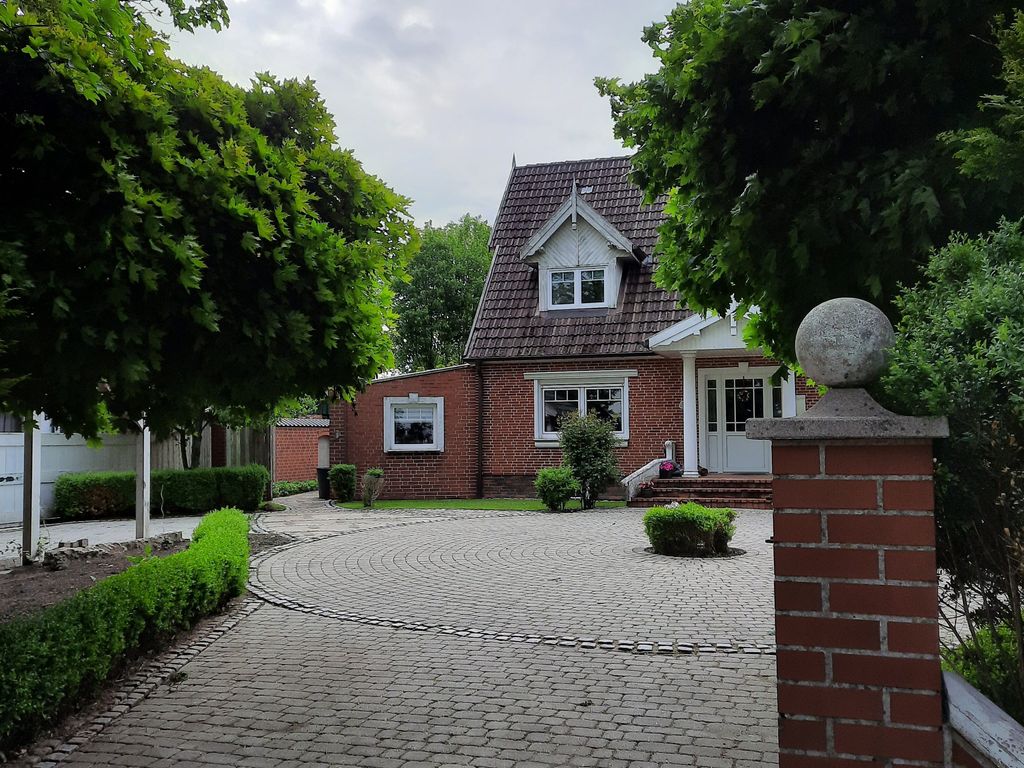 Der eigene Eingang befindet sich links vom Haus.