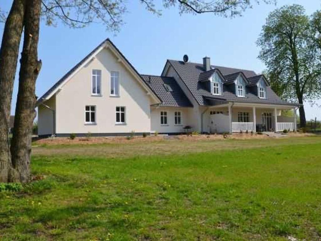 Große weitläufige Anlage mit viel Wiese und Bäumen