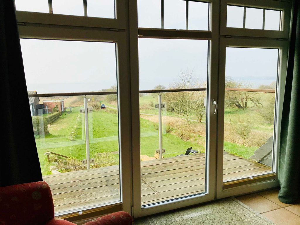 Wohnzimmer mit Balkon und Ostseeblick