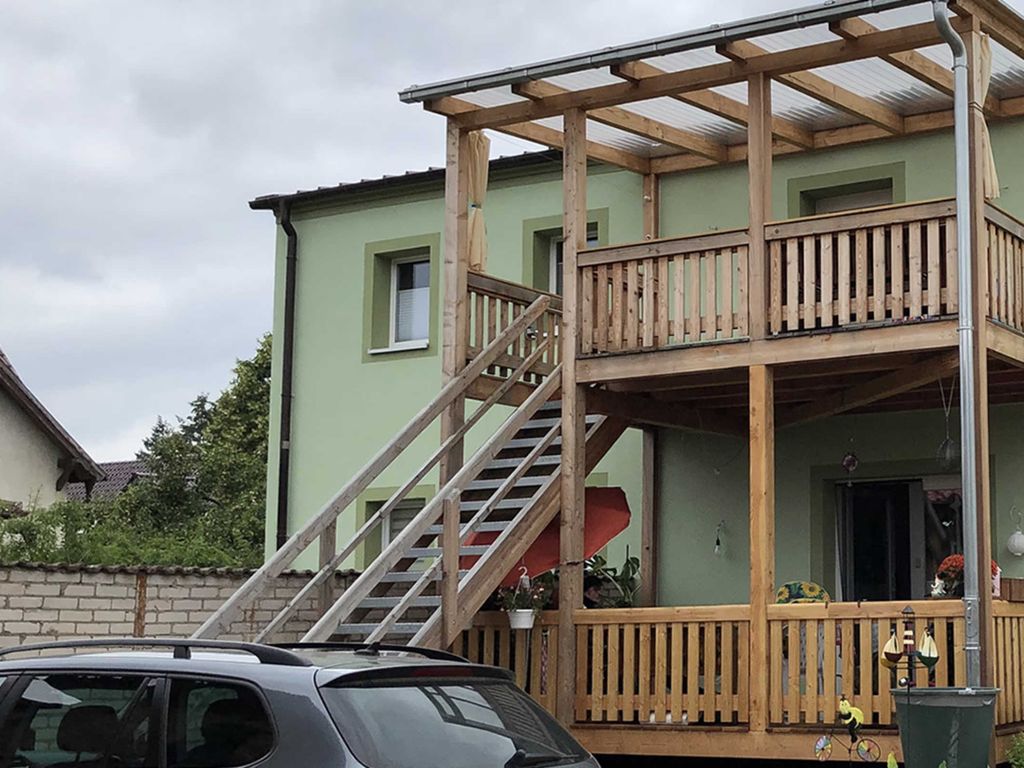 Balkon mit Eingangstreppe