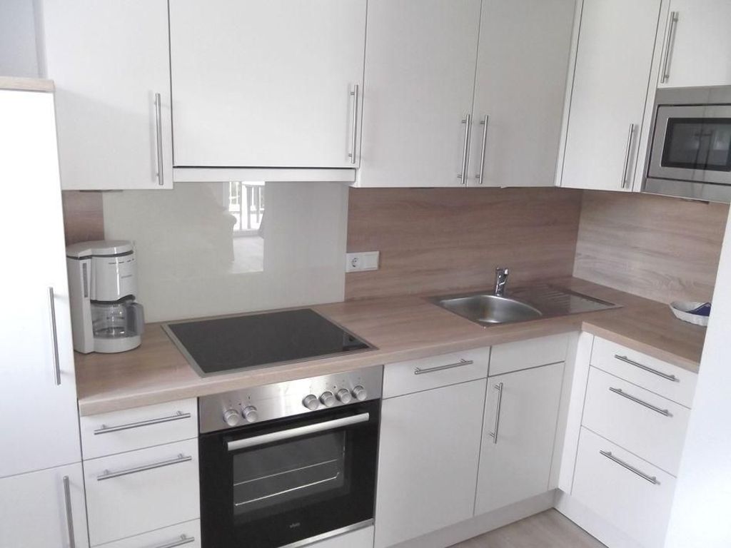 Küche mit Backofen und Geschirrspüler