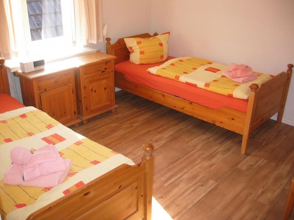 Schlafzimmer mit zwei Einzelbetten