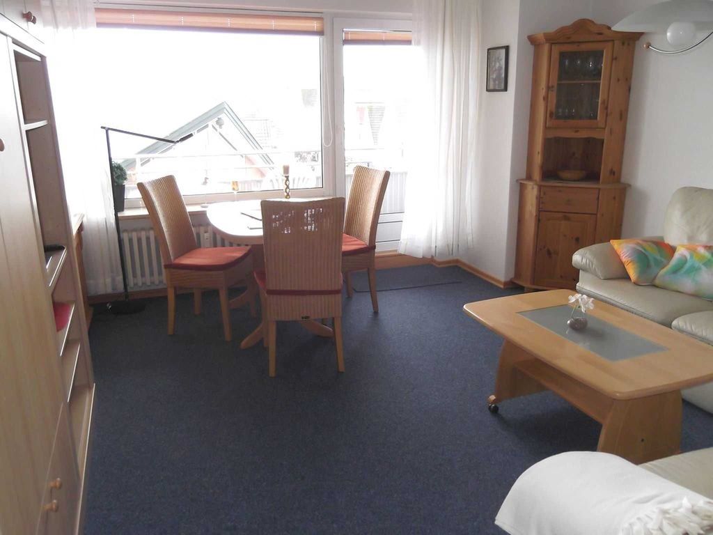 Wohnraum mit Zugang auf den Balkon