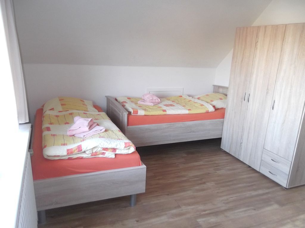 Schlafzimmer für vier Personen mit zwei Einzelbetten