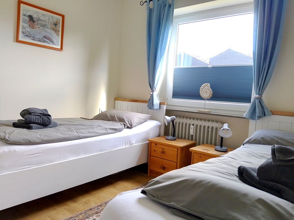 Schlafzimmer mit zwei Einzelbetten