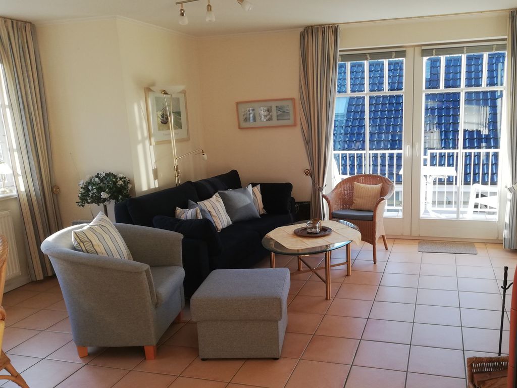 helles Wohnzimmer mit dirketem Zugang zum südwest Balkon