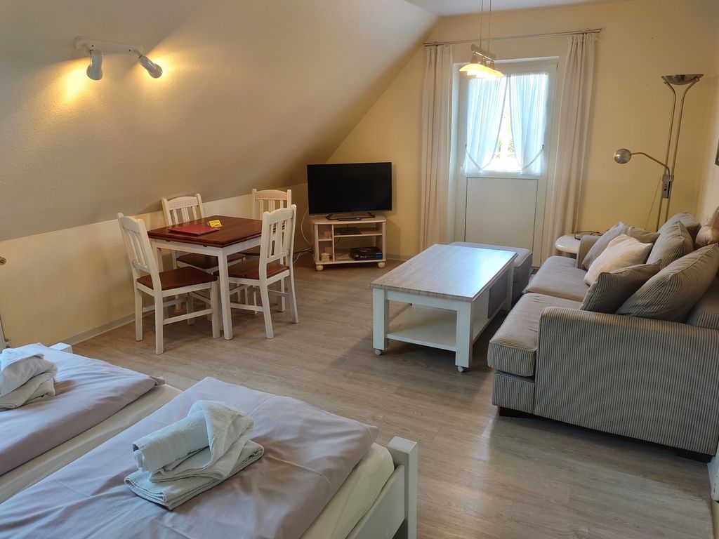 helles Wohnzimmer mit Zugang auf die Dachterrasse