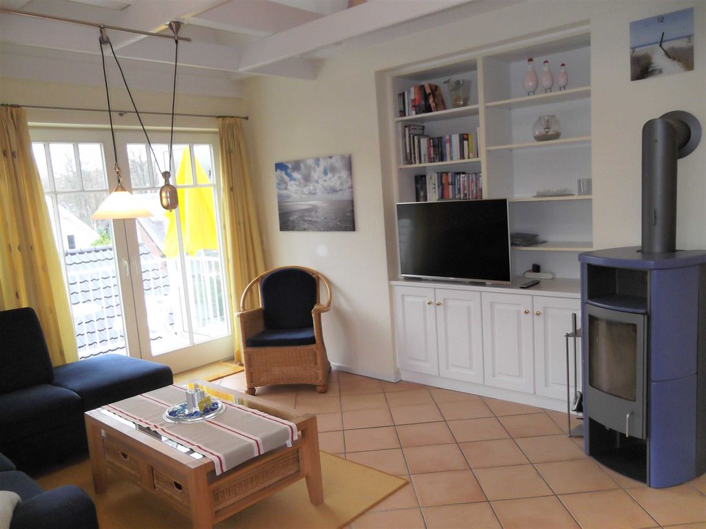 Wohnzimmer mit Zugang zum Balkon