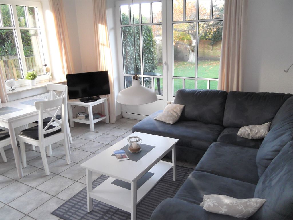 das Wohnzimmer mit Küchezeile und Essbereich