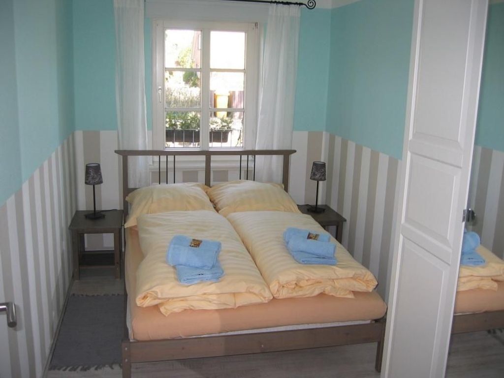 Schlafzimmer mit 1,40m Bett