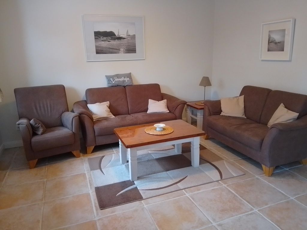 Wohnzimmer im Erdgeschoß mit Zugang zur Terrasse