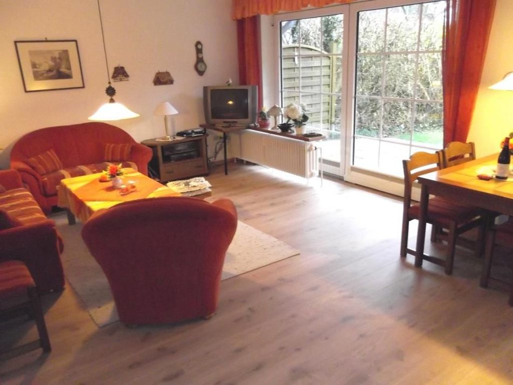 gemütliches Wohnzimmer mit Zugang zur Terrasse