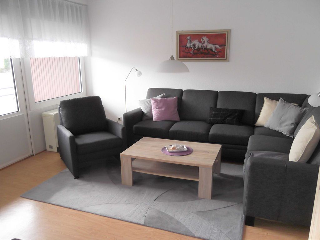 Helles Wohnzimmer mit Zugang zum Süd-Ostbalkon