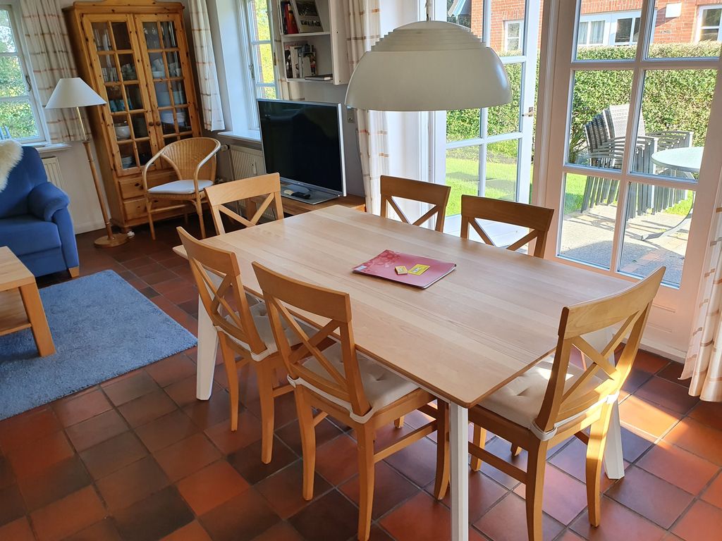 Essbereich mit Zugang zur Terrasse