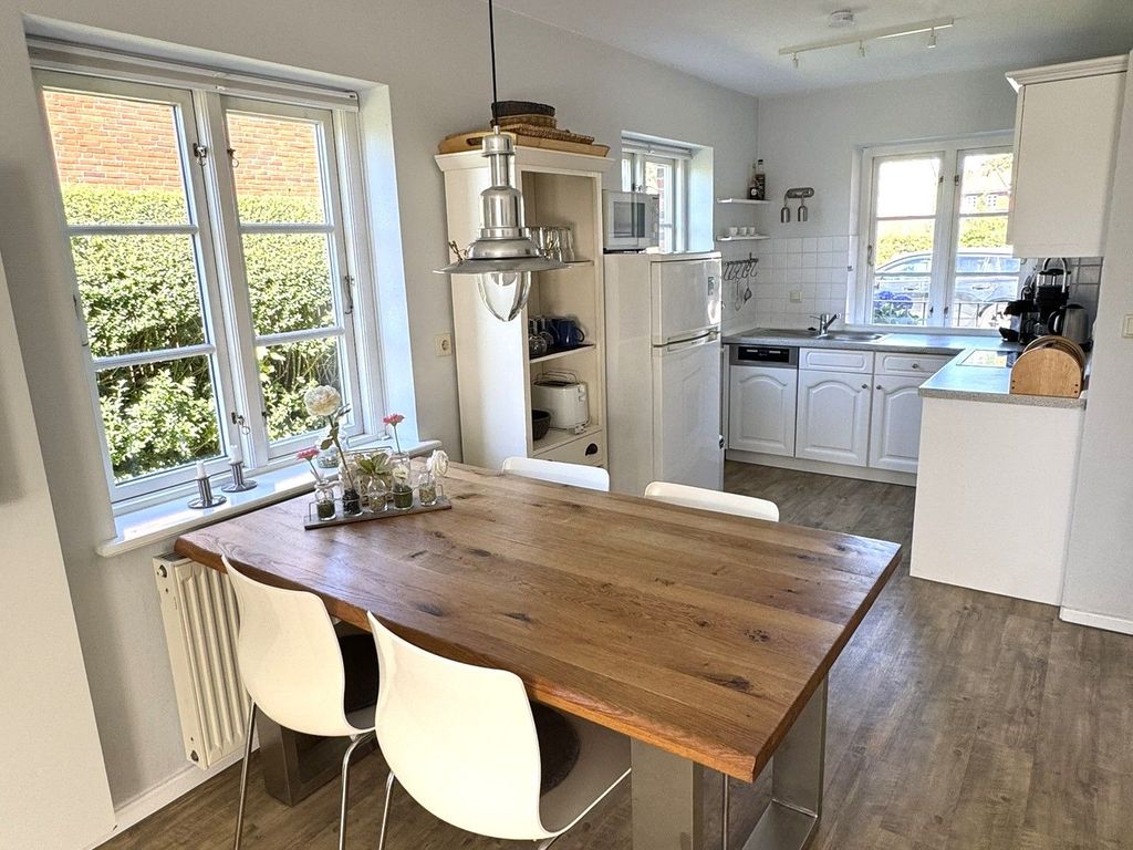 der Küchenbereich mit Essplatz für die ganze Familie