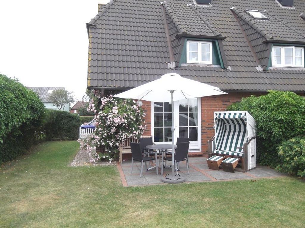 der schöne Gartenbereich mit Strandkorb