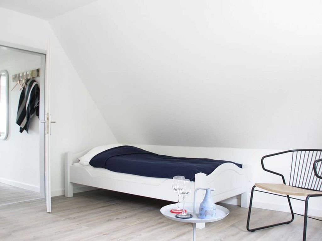 ein Einzelbett extra im Schlafzimmer
