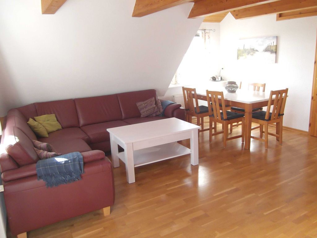 Wohnzimmer mit großem Esstisch