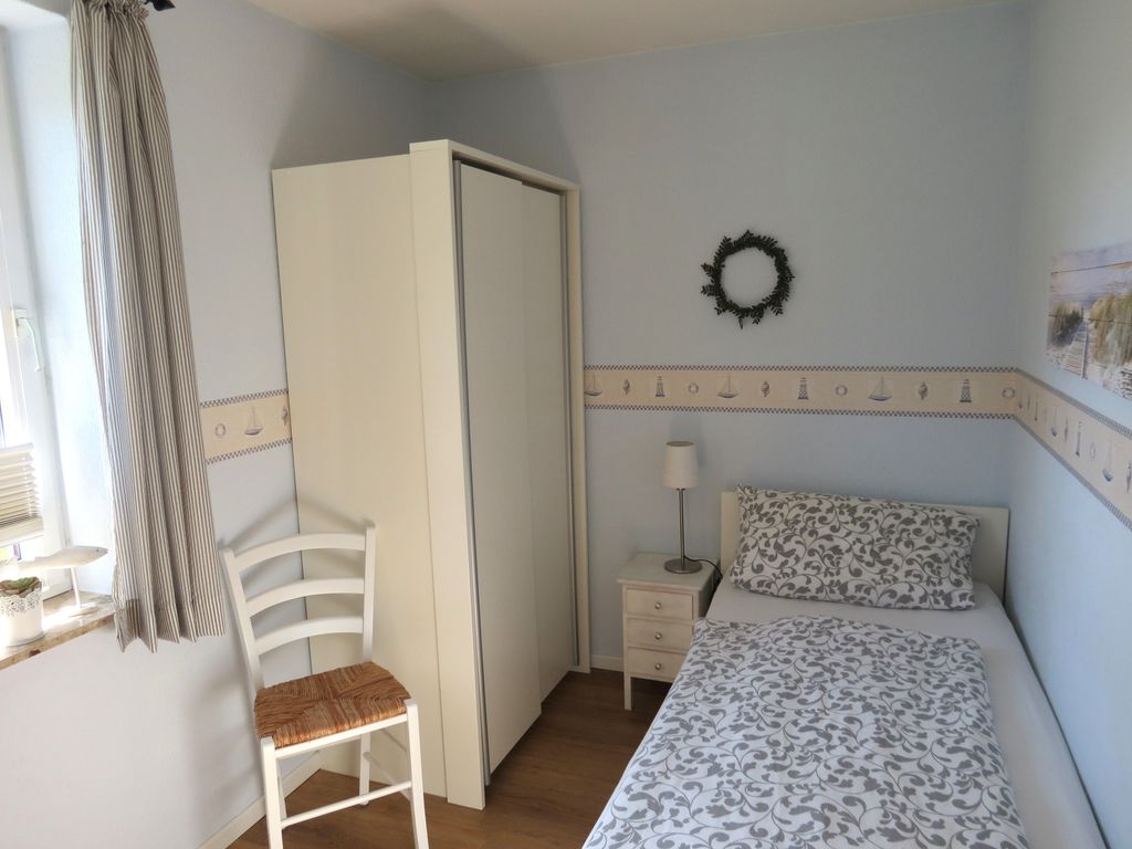 Schlafzimmer mit Einzelbett im EG